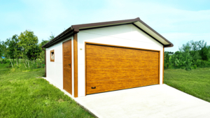 6×5,8m-es delux prémium szigetelt mobilgarázs nyeregtetővel, fehér falakkal, aranytölgy szekcionált kapuval és ajtóval, ablakkal, 2db szellőzőráccsal, szegélyekkel, ereszcsatornával, csokoládébarna cserepeslemez tetőborítással