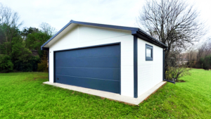 6,5×4,5m-es delux szigetelt mobilgarázs nyeregtetővel, fehér falakkal, antracitszürke szekcionált kapuval és ajtóval, ablakkal, 2db szellőzőráccsal, szegélyekkel, ereszcsatornával, antracitszürke cserepeslemez tetőborítással