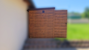 2x1,9m-es delux fém kerti tároló hátra lejtő tetővel, sötét diófa falakkal és ajtóval, csokoládébarna tetővel, ereszcsatornával, szegélyekkel, horganyzott vázszerkezettel, vízszintes lemezborítással