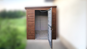 2x2m-es delux fém kerti tároló balra lejtő tetővel, sötét diófa falakkal, ereszcsatornával, szegélyekkel, horganyzott vázszerkezettel, vízszintes lemezborítással