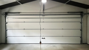 6×5,8m-es delux szigetelt mobilgarázs nyeregtetővel, sötét diófa falakkal, antracitszürke szekcionált kapuval és ajtóval, ablakkal, szellőzőráccsal, szegélyekkel, ereszcsatornával, antracitszürke cserepeslemez tetőborítással