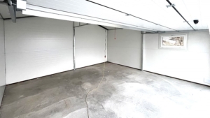 6×5,8m-es delux szigetelt mobilgarázs nyeregtetővel, sötét diófa falakkal, antracitszürke szekcionált kapuval és ajtóval, ablakkal, szellőzőráccsal, szegélyekkel, ereszcsatornával, antracitszürke cserepeslemez tetőborítással