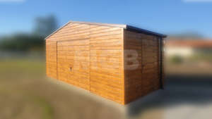 6x3m-es delux fém kerti tároló nyeregtetővel, csokoládébarna cserepeslemez tetővel, világos aranytölgy falakkal, billenőkapuval és ajtóval, ablakkal, ereszcsatornával, szegélyekkel, horganyzott vázszerkezettel, vízszintes lemezborítással