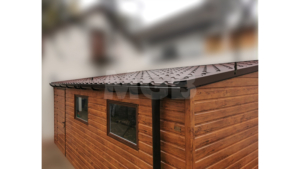 6x4m-es delux fém kerti tároló előre lejtő tetővel, cserepeslemez tetővel, aranytölgy falakkal és ajtóval, 2db ablakkal, ereszcsatornával
