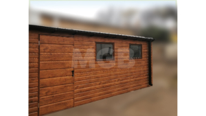 6x4m-es delux fém kerti tároló előre lejtő tetővel, cserepeslemez tetővel, aranytölgy falakkal és ajtóval, 2db ablakkal, ereszcsatornával