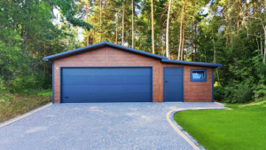 9×5,8m-es delux szigetelt mobilgarázs nyeregtetővel, sötét diófa falakkal, antracitszürke szekcionált kapuval és ajtóval, 2db ablakkal, 3db szellőzőráccsal, belső válaszfallal, belső ajtónyílással, szegélyekkel, ereszcsatornával, antracitszürke cserepeslemez tetőborítással