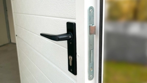 3x5m-es delux szigetelt mobilgarázs antracitszürke nyeregtetővel, fehér falakkal, szekcionált kapuval és ajtóval, szegélyekkel, ereszcsatornával, horganyzott vázszerkezettel