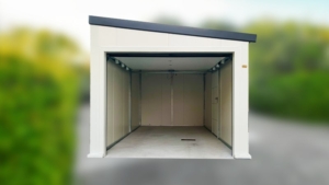 3x5m-es delux szigetelt mobilgarázs antracitszürke nyeregtetővel, fehér falakkal, szekcionált kapuval és ajtóval, szegélyekkel, ereszcsatornával, horganyzott vázszerkezettel