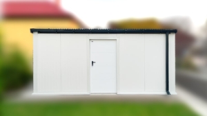 3x5m-es delux szigetelt mobilgarázs antracitszürke nyeregtetővel, fehér falakkal, szekcionált kapuval és ajtóval, szegélyekkel, ereszcsatornával, horganyzott vázszerkezettel