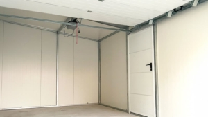 3x5m-es delux szigetelt mobilgarázs antracitszürke nyeregtetővel, fehér falakkal, szekcionált kapuval és ajtóval, szegélyekkel, ereszcsatornával, horganyzott vázszerkezettel