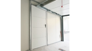 3x5m-es delux szigetelt mobilgarázs antracitszürke nyeregtetővel, fehér falakkal, szekcionált kapuval és ajtóval, szegélyekkel, ereszcsatornával, horganyzott vázszerkezettel