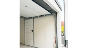 3x5m-es delux szigetelt mobilgarázs antracitszürke nyeregtetővel, fehér falakkal, szekcionált kapuval és ajtóval, szegélyekkel, ereszcsatornával, horganyzott vázszerkezettel