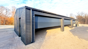 21,7x6,5m-es delux szigetelt mobilgarázs, nyeregtetővel, 4db szekcionált kapuval, ajtóval, szegélyekkel, ereszcsatonával, horganyzott vázszerkezettel, antracitszürke színben