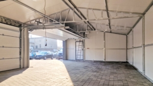 21,7x6,5m-es delux szigetelt mobilgarázs, nyeregtetővel, 4db szekcionált kapuval, ajtóval, szegélyekkel, ereszcsatonával, horganyzott vázszerkezettel, antracitszürke színben