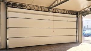 21,7x6,5m-es delux szigetelt mobilgarázs, nyeregtetővel, 4db szekcionált kapuval, ajtóval, szegélyekkel, ereszcsatonával, horganyzott vázszerkezettel, antracitszürke színben