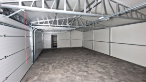 21,7x6,5m-es delux szigetelt mobilgarázs, nyeregtetővel, 4db szekcionált kapuval, ajtóval, szegélyekkel, ereszcsatonával, horganyzott vázszerkezettel, antracitszürke színben