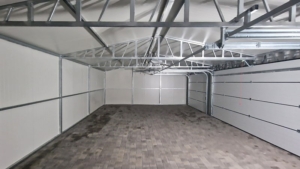 21,7x6,5m-es delux szigetelt mobilgarázs, nyeregtetővel, 4db szekcionált kapuval, ajtóval, szegélyekkel, ereszcsatonával, horganyzott vázszerkezettel, antracitszürke színben