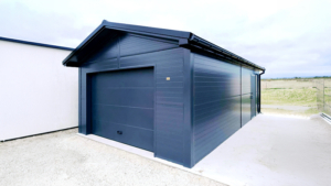 4,3x7,5m-es delux szigetelt mobilgarázs, nyeregtetővel, szekcionált kapuval, ajtóval, szegélyekkel, ereszcsatonával, horganyzott vázszerkezettel, antracitszürke színben