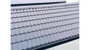 4,3x7,5m-es delux szigetelt mobilgarázs, nyeregtetővel, szekcionált kapuval, ajtóval, szegélyekkel, ereszcsatonával, horganyzott vázszerkezettel, antracitszürke színben