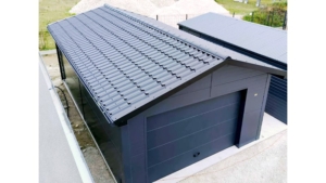 4,3x7,5m-es delux szigetelt mobilgarázs, nyeregtetővel, szekcionált kapuval, ajtóval, szegélyekkel, ereszcsatonával, horganyzott vázszerkezettel, antracitszürke színben