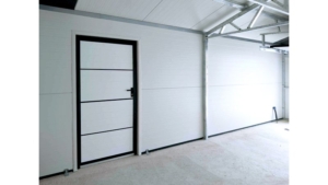 4,3x7,5m-es delux szigetelt mobilgarázs, nyeregtetővel, szekcionált kapuval, ajtóval, szegélyekkel, ereszcsatonával, horganyzott vázszerkezettel, antracitszürke színben