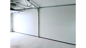 4,3x7,5m-es delux szigetelt mobilgarázs, nyeregtetővel, szekcionált kapuval, ajtóval, szegélyekkel, ereszcsatonával, horganyzott vázszerkezettel, antracitszürke színben