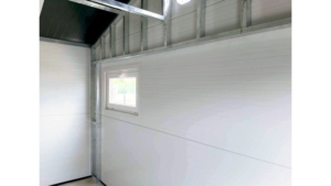 4,3x7,5m-es delux szigetelt mobilgarázs, nyeregtetővel, szekcionált kapuval, ajtóval, szegélyekkel, ereszcsatonával, horganyzott vázszerkezettel, antracitszürke színben