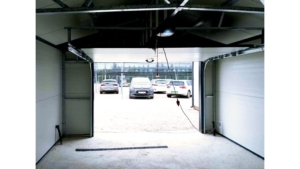 4,3x7,5m-es delux szigetelt mobilgarázs, nyeregtetővel, szekcionált kapuval, ajtóval, szegélyekkel, ereszcsatonával, horganyzott vázszerkezettel, antracitszürke színben