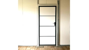 8x6m-es delux szigetelt mobilgarázs, sötét diófa falakkal, nyeregtetővel, antracitszürke szekcionált kapuval és ajtóval, szegélyekkel, ereszcsatonával, horganyzott vázszerkezettel