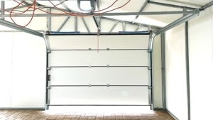 8x6m-es delux szigetelt mobilgarázs, sötét diófa falakkal, nyeregtetővel, antracitszürke szekcionált kapuval és ajtóval, szegélyekkel, ereszcsatonával, horganyzott vázszerkezettel