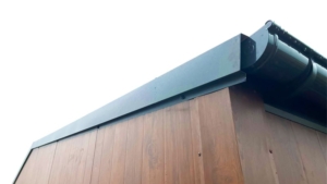 8x6m-es delux szigetelt mobilgarázs, sötét diófa falakkal, nyeregtetővel, antracitszürke szekcionált kapuval és ajtóval, szegélyekkel, ereszcsatonával, horganyzott vázszerkezettel