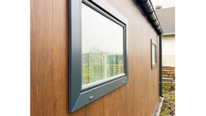 8x6m-es delux szigetelt mobilgarázs, sötét diófa falakkal, nyeregtetővel, antracitszürke szekcionált kapuval és ajtóval, szegélyekkel, ereszcsatonával, horganyzott vázszerkezettel