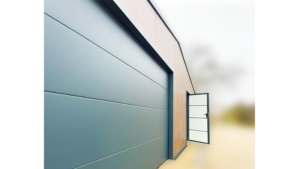 8x6m-es delux szigetelt mobilgarázs, sötét diófa falakkal, nyeregtetővel, antracitszürke szekcionált kapuval és ajtóval, szegélyekkel, ereszcsatonával, horganyzott vázszerkezettel