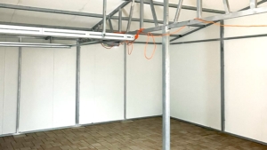 8x6m-es delux szigetelt mobilgarázs, sötét diófa falakkal, nyeregtetővel, antracitszürke szekcionált kapuval és ajtóval, szegélyekkel, ereszcsatonával, horganyzott vázszerkezettel