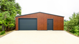 8x6m-es delux szigetelt mobilgarázs, sötét diófa falakkal, nyeregtetővel, antracitszürke szekcionált kapuval és ajtóval, szegélyekkel, ereszcsatonával, horganyzott vázszerkezettel