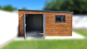 5x3m-es delux tároló jobbra lejtő tetővel, világos aranytölgy falakkal, matt antracitszürke kapuval, ablakkal, ereszcsatornával, szegélyekkel, horganyzott vázszerkezettel, vízszintes lemezborítással