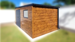 5x3m-es delux tároló jobbra lejtő tetővel, világos aranytölgy falakkal, matt antracitszürke kapuval, ablakkal, ereszcsatornával, szegélyekkel, horganyzott vázszerkezettel, vízszintes lemezborítással