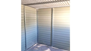 5x3m-es delux tároló jobbra lejtő tetővel, világos aranytölgy falakkal, matt antracitszürke kapuval, ablakkal, ereszcsatornával, szegélyekkel, horganyzott vázszerkezettel, vízszintes lemezborítással