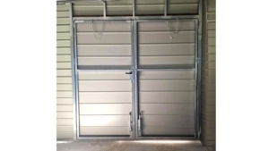 5x3m-es delux tároló jobbra lejtő tetővel, világos aranytölgy falakkal, matt antracitszürke kapuval, ablakkal, ereszcsatornával, szegélyekkel, horganyzott vázszerkezettel, vízszintes lemezborítással