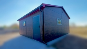 6x5,8m-es DELUX szigetelt mobilgarázs, nyeregtetővel, sötét diófa falakkal, antracitszürke szekcionált kapuval és ajtóval, szegélyekkel, ereszcsatonával, horganyzott vázszerkezettel