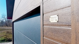 6x5,8m-es DELUX szigetelt mobilgarázs, nyeregtetővel, sötét diófa falakkal, antracitszürke szekcionált kapuval és ajtóval, szegélyekkel, ereszcsatonával, horganyzott vázszerkezettel