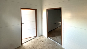 6×5,8m-es DELUX szigetelt mobilgarázs nyeregtetővel, szekcionált kapuval és 2db ajtóval, 2db ablakkal, 2db szellőzőráccsal, belső 2,4x2,9m-es leválasztott helyiséggel, szegélyekkel, ereszcsatornával, cserepeslemez tetőborítással, horganyzott vázszerkezettel