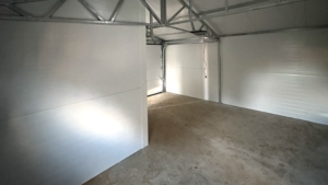 6×5,8m-es DELUX szigetelt mobilgarázs nyeregtetővel, szekcionált kapuval és 2db ajtóval, 2db ablakkal, 2db szellőzőráccsal, belső 2,4x2,9m-es leválasztott helyiséggel, szegélyekkel, ereszcsatornával, cserepeslemez tetőborítással, horganyzott vázszerkezettel