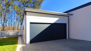 6x6m-es DELUX szigetelt mobilgarázs, hátra lejtő tetővel, fehér falakkal, antracitszürke szekcionált kapuval és ajtóval, szegélyekkel, ereszcsatonával, horganyzott vázszerkezettel