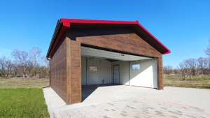 6x5,8m-es DELUX szigetelt mobilgarázs, nyeregtetővel, sötét diófa falakkal, antracitszürke szekcionált kapuval és ajtóval, szegélyekkel, ereszcsatonával, horganyzott vázszerkezettel