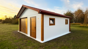 6×5,8m-es DELUX szigetelt mobilgarázs nyeregtetővel, szekcionált kapuval és 2db ajtóval, 2db ablakkal, 2db szellőzőráccsal, belső 2,4x2,9m-es leválasztott helyiséggel, szegélyekkel, ereszcsatornával, cserepeslemez tetőborítással, horganyzott vázszerkezettel