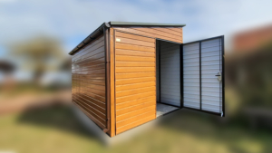 2,5x4m-es delux fém kerti tároló balra lejtő tetővel, világos aranytölgy falakkal és kapuval, sötét zöld tetővel, ereszcsatornával, szegélyekkel, horganyzott vázszerkezettel, vízszintes lemezborítással