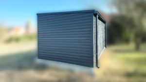 4,8x3,3m-es delux fém kerti tároló hátra lejtő tetővel, antracitszürke színben, ajtóval, 2db ablakkal, ereszcsatornával, szegélyekkel, horganyzott vázszerkezettel, vízszintes lemezborítással