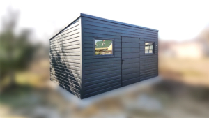 4,8x3,3m-es delux fém kerti tároló hátra lejtő tetővel, antracitszürke színben, ajtóval, 2db ablakkal, ereszcsatornával, szegélyekkel, horganyzott vázszerkezettel, vízszintes lemezborítással