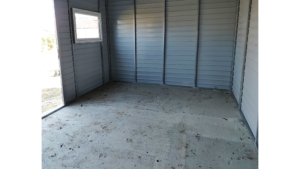 4,8x3,3m-es delux fém kerti tároló hátra lejtő tetővel, antracitszürke színben, ajtóval, 2db ablakkal, ereszcsatornával, szegélyekkel, horganyzott vázszerkezettel, vízszintes lemezborítással